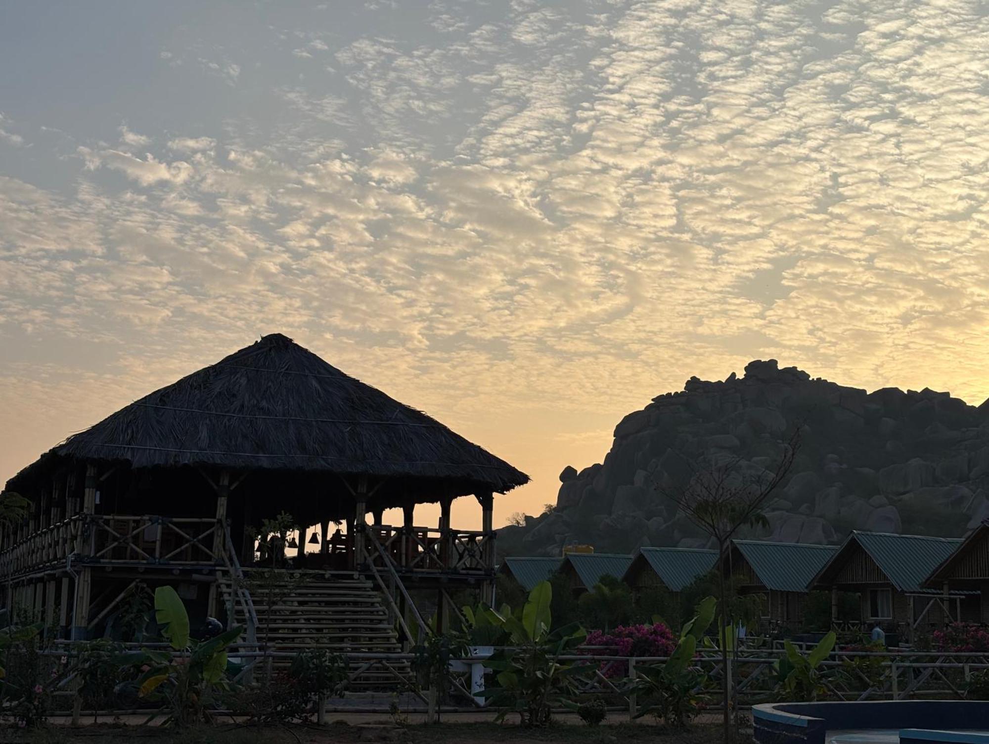 Mowgli'S Cafe Hampi & Guest House المظهر الخارجي الصورة