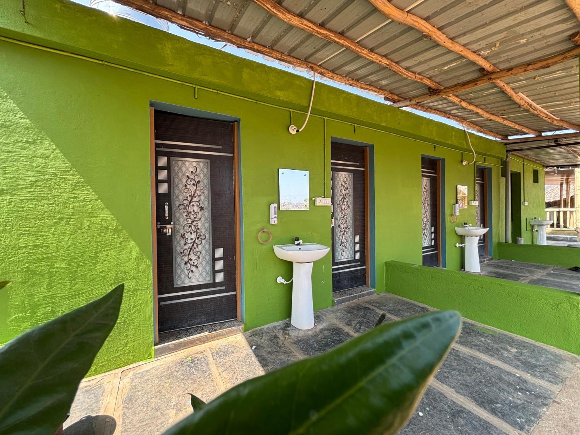 Mowgli'S Cafe Hampi & Guest House المظهر الخارجي الصورة